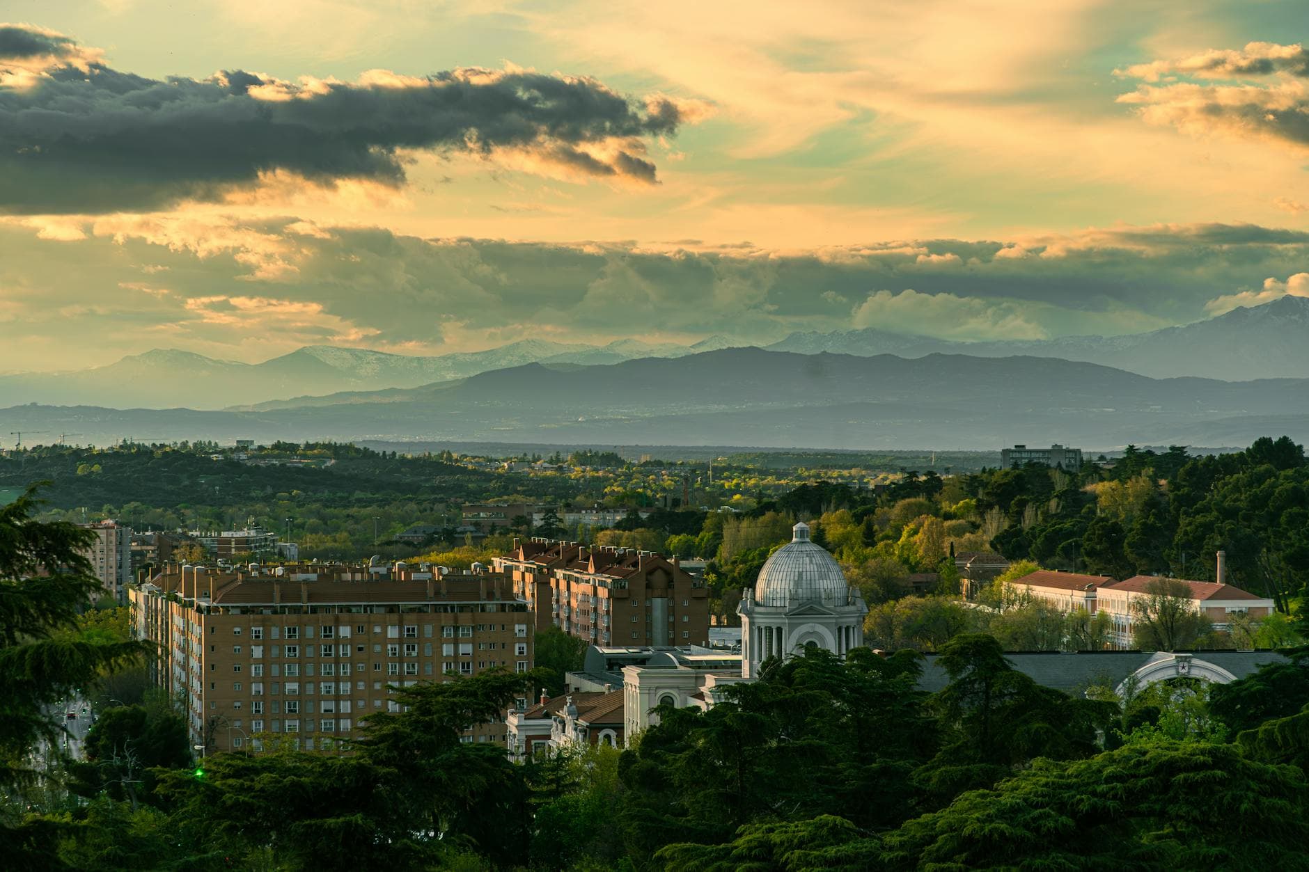 Vista panorâmica de Madrid ao entardecer com a Serra de Guadarrama ao fundo